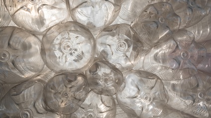 Detailansicht mehrerer leerer transparenter Plastikflaschen