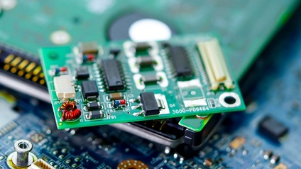 Detailansicht von Computerplatinen: Grüne Platten mit kleinen Elektroden