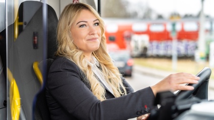 Busfahrerin am Lenkrad