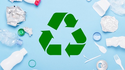Eine grafische Darstellung eines grünen Recycling-Symbols: Drei im Kreis verlaufende Pfeile. Drumherum liegen unterschiedliche recycelbare Verpackungen auf hellblauem Hintergrund.