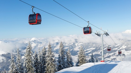 Moderne Skigondel in einem österreichischen Skigebiet an einem verschneiten Wintertag.