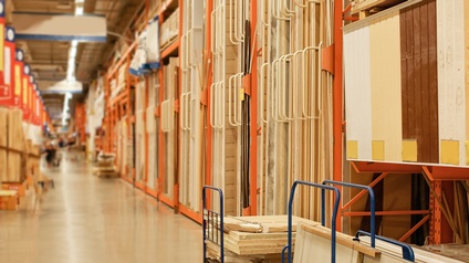 Blick auf einen Gang in einem Baumarkt