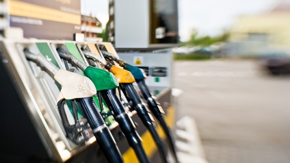 Detailaufnahme von Zapfpistolen einer Tankstelle