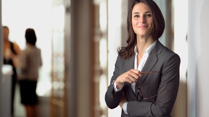 Mitarbeiterin im Business-Anzug