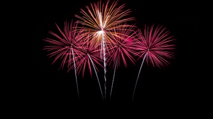 Ein buntes, großes Feuerwerk vor dunklem Himmel