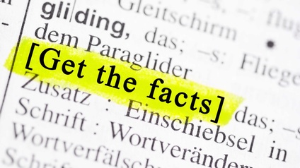 der Slogan "Get The Facts" mit Leuchtstifft in einem gedruckten Text hervorgehoben