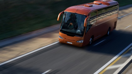 Leicht Seitliche Aufnahme eines roten Autobusses auf einer zweispurigen Straße