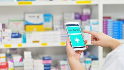 Medikamente im Regal, Hände bedienen Smartphone-App Online Pharmacy