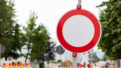 Nahaufnahme eines Verbotsschildes für die Durch- und Einfahrt  für Fahrzeuge aller Art bei einer Baustelle