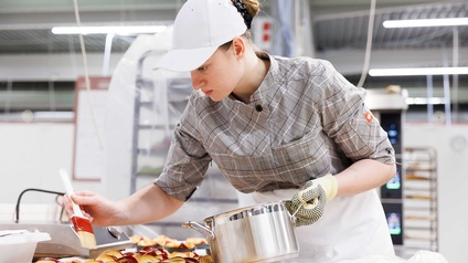 Bäckerin Sarah Klinger während des Wettbewerbs bei den EuroSkills 2025 in Herning