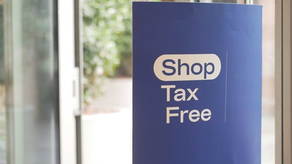 Ein Schild mit der Aufschrift Shop Tax Free