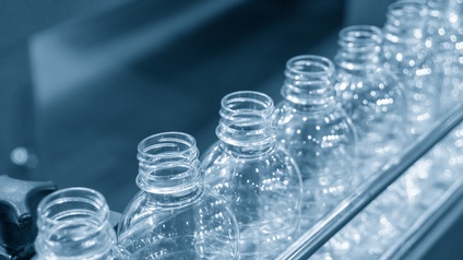 Nahaufnahme von leeren Plastikflaschen ohne Verschluss.