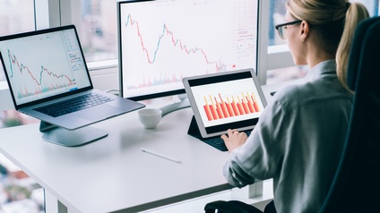 Person sitzt vor Laptop und arbeitet