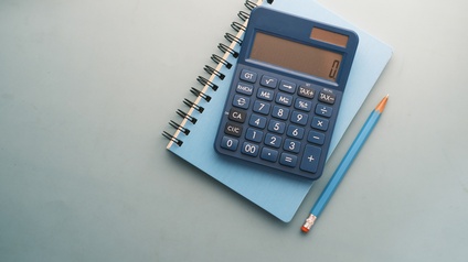 Taschenrechner und Notizblock