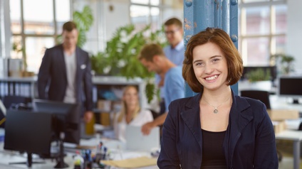 Jungunternehmerin in Business-Umfeld