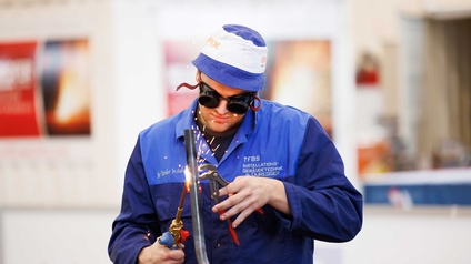 Ein Installateur schweißt ein Rohr