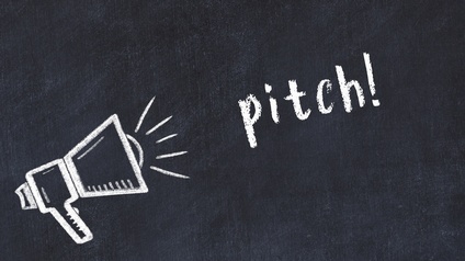 Auf einer Tafel ist ein Lautsprecher aufgemalt und das Wort pitch geschrieben