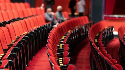 Publikumssaal mit Reihen roter Samtsitze