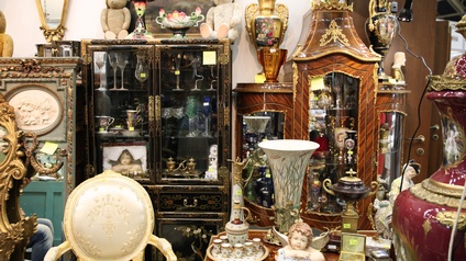 Geschäft voller vielfarbiger Antiquitäten