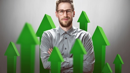 Eine Person mit kurzen Haaren, Brille und grauem Hemd steht optimistisch mit verschränkten Armen zwischen grünen, aufstrebenden Pfeilen