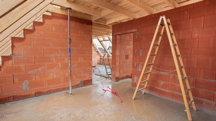 Ausbau eines Dachbodens mit Ziegelwand