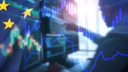 Overlay mehrere Bildelemente: Person, die auf Monitor deutet, darüberliegend statistische Kurven und blauer Stoff in Falten mit gelben Sternen