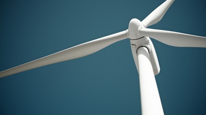 Detailansicht eines Windrades unter blauschwarzem Himmel