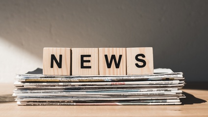 Vier Holzwürfel bilden den Schriftzug 