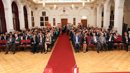 Blick auf einen gefüllten Saal mit rotem Teppich zu einem vergangenen Forum