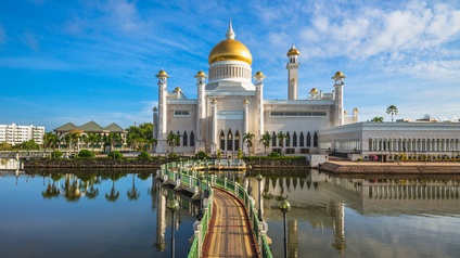 Ansicht der Omar Ali Saifuddien Moschee in Bandar Seri Begawan, goldene Kuppeln und Brücke, die über Gewässer führt
