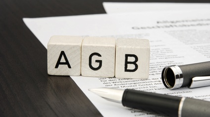 Drei Würfel liegen nebeneinander und sind mit den Buchstaben A, G und B bedruckt
