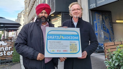 Gurdial Singh Bajwa, Obmann der Kleintransporteure in der Wirtschaftskammer Wien, und Martin Fabisch, Bezirksvorsteher der Josefstadt bei der neuen Grätzl-Ladezone in der Alser Straße 21 