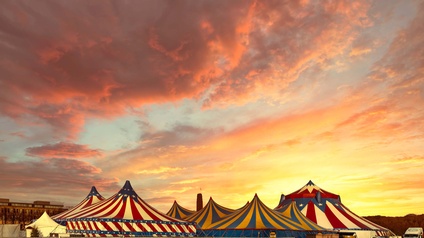 Zirkuszelt im Abendrot