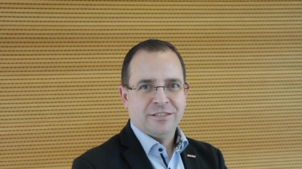 WK-Präsident Wirth mit Fußball