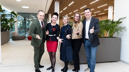 Moderator Martin von Barabü (v.l.), Keynote-Speakerin Silvia Agha-Schantl, Obmann-Stv. Veronika Mitterdorfer, Geschäftsführerin Monika Nowotny und Obmann Michael Stingeder. 