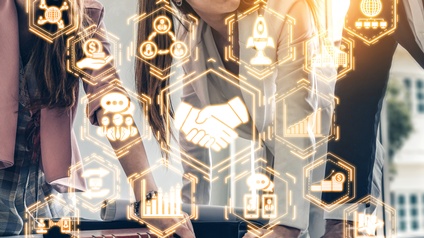 Im Ausschnitt mehrere Personen an Tisch versammelt, sich darauf abstützend, leuchtendes Overlay mit verschiedenen Symbolen wie zum Beispiel Handschlag