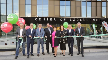  Eröffnen feierlich das Center of Excellence: WKO Steiermark Direktor Karl Heinz Dernoscheg, WIFI Institutsleiter Martin Neubauer, Landesrätin Claudia Holzer, Landeshauptmann-Stellvertreterin Manuela Khom, WIFI Kurator Markus Kohlmeier, WKO Steiermark Präsident Josef Herk sowie die beiden Grazer Stadträte Kurt Hohensinner und Manfred Eber (v.l.) beim durchschneiden des Bands vor dem Gebäude.