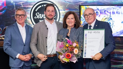 Lebenswerk-Preis von „top of styria“ geht an TCM-Gründer Manfred Kainz. V.l.n.r. Josef Herk, Julian Kainz, Anna Kainz und Manfred Kainz.