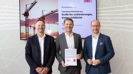 Präsentation der Tiroler Bauvorschau 2026 mit Landesbaudirektor Christian Molzer, Innungsmeister Patrick Weber und Landesrat Mario Gerber.