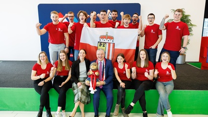 Das Team Oberösterreich für die Berufseuropameisterschaften 2025 mit Vizepräsident Leo Jindrak und Eva-Maria Schupfer, Leiterin der WKOÖ-Bildungspolitik.