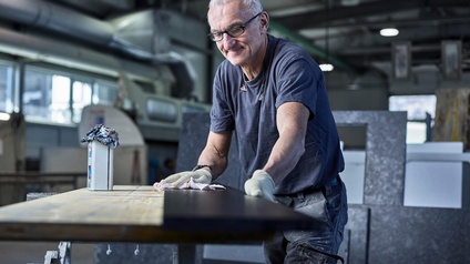 Mann mit grauen Haaren bei der Arbeit 