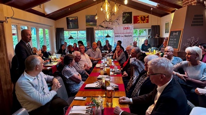 Christian Timmermann spricht in einem Lokal vor Publikum