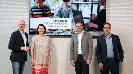 Freuen sich über die kostenlosen Programmiercamps: Mario Eckmaier, Gründer und Vorsitzender von Coding4Kids, WK-Präsidentin Barbara Thaler, Florian Schletterer, Geschäftsführer Kufgem GmbH und Hans Jürgen Seifen, Chief Information Officer bei MED-EL (v.l.). 