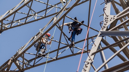Freileitungsmontage ist Teamarbeit, bei der man sich zu 100 Prozent aufeinander verlassen können muss. Gearbeitet wird übrigens das ganze Jahr über bei fast jedem Wetter.