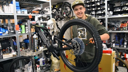 Moritz Schagerl - einer von drei Fahrradmechtronik-Lehrlinge - ist im ersten Lehrjahr und hat sein Hobby „Radfahren“ quasi zum Beruf gemacht. 