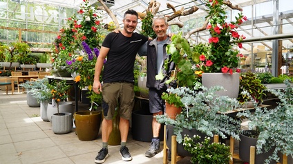 Gemeinsam mit ihrem eingespielten Team von Gartengestaltung Kröll erfüllen Sohn Lukas und Vater Helmut Kröll die unterschiedlichsten Kundenwünsche - wobei sich der Senior-Chef vornehmlich dem Bereich „Floristik“ widmet, während der Junior-Chef den Bereich „Gartengestaltung“ stetig weiterentwickelt.