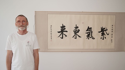 Fingerdruck statt Kneten, Philosophie statt Esoterik:  Klaus Alvarado-Dupuy, Berufsgruppensprecher der Shiatsu-Praktiker in der Wirtschaftskammer Tirol, in seiner Innsbrucker Praxis – wo fernöstliche Tradition und Unternehmertum seit über zwei Jahrzehnten zusammenfinden.