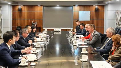 Menschen sitzen um einen Tisch