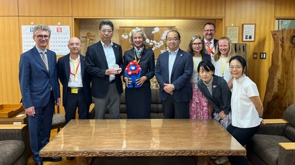 5 Männer und 5 Frauen in einem Büro