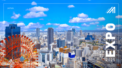 Landschaftsbild der belebten Gegend im Osten von Umeda im Bezirk Kita in der Präfektur Osaka mit zahlreichen modernen Wolkenkratzern und dem roten Riesenrad von Osaka. 